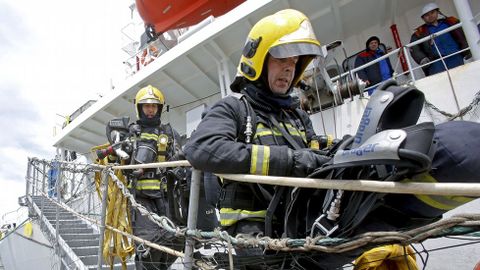 Incendio en un barco atracado en el puerto de Marn