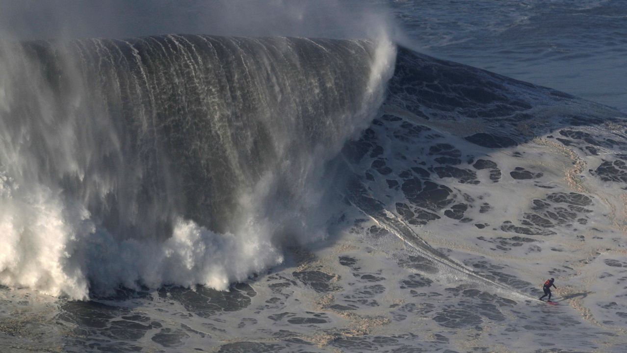 Hugo Vau surfea la ola más grande de la historia Hugo Vau surfea la ola más grande de la historia