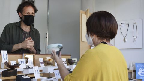 Una mujer comprando en la Feira de Artesana Chalana de 2021 