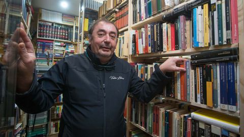 José Manuel Valín en su libreria ubicada en San Roque
