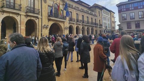 Centenares de personas arropan la protesta contra la cesin del albergue municipal