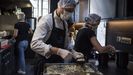 El chef francés David Gallienne prepara comida para sanitarios en la cocina de su restaurante en Giverny durante la pandemia