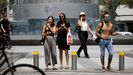 Gente paseando por Teal Aviv en una imagen de archivo del pasado mes de abril
