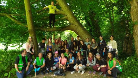 Participantes en el Intercambio juvenil del proyecto Seeds for Future, este jueves, durante una plantacin en Pontevedra