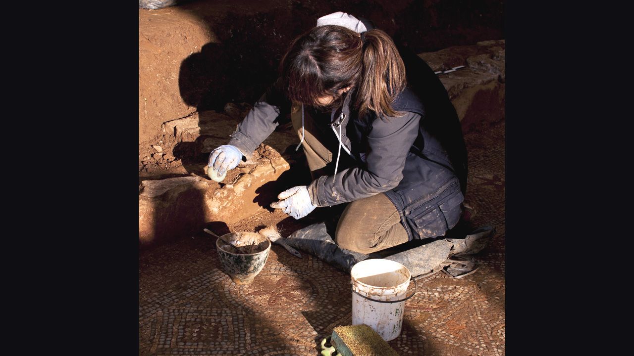 Im�genes de una excavaci�n minuciosa.Los expertos emplearon la campa�a de verano en retirar minuciosamente materiales para dejar al descubierto la casa