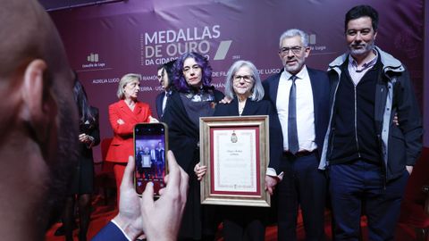 A familia de Darío Xohán Cabana co concelleiro Miguel Fernández