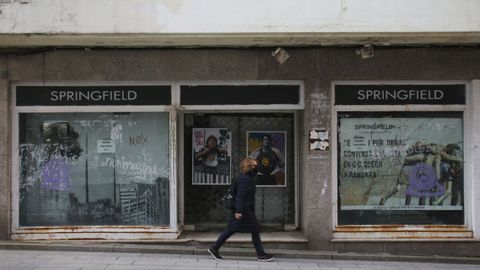 Locales cerrados en calles comerciales de Ferrol.