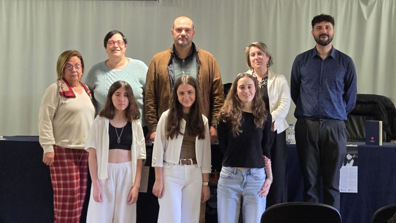A entrega dos Premios Bos e Xenerosos 2026, &iexcl;en imaxes!.<span lang= gl >Malena Casti&ntilde;eira Franesqui, ga&ntilde;adora desta edici&oacute;n (&aacute; dereita), Sheila Otero NINE (non medio) e Ux&iacute;a Seoane Miranda, que levaron senllos acc&eacute;sits; e detr&aacute;s, ou alcalde eum&eacute;s, non medio, coa concelleira de Cultura &aacute; s&uacute;a esquerda; e tres dous membros do xurado</span>