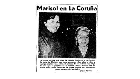 Fotonoticia de Marisol y su madre en el estreno de Rayo de luz en A Corua publicada el 19 de noviembre de 1960