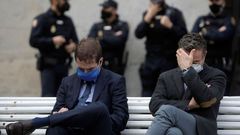 El presidente de Alcoa en Espaa, lvaro Dorado, a la izquierda, aguarda a que comience la vista en el Tribunal Superior de Xustixa de Galicia, en A Corua