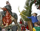 La Praza da Ferrera, en Pontevedra, acogi la tradicional bendicin de ramos y palmas. Los presentes salieron despus en procesin. 