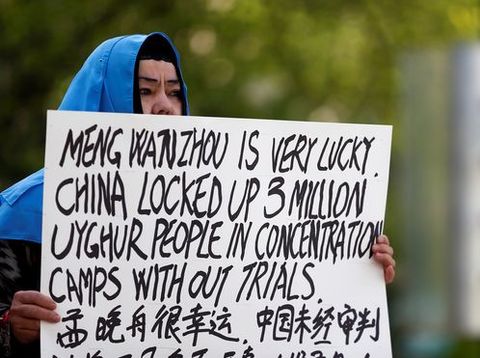 Mujer denuncia la situacin de los iugures en Xinjiang, China