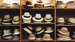 Sombreros en una estantera de la Sombrerera Albiana, que enva pedidos a todo el mundo a travs de Internet