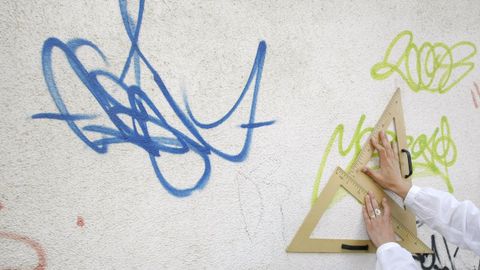 Una experta calgrafa analiza un grafiti en Lugo