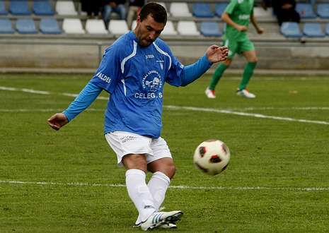 Iv�n Gonz�lez exhibe su calidad futbol�stica en un partido en el campo de O Savi�ao.