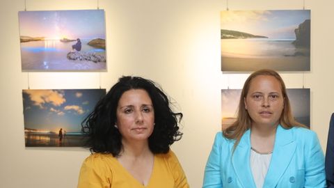 La alcaldesa de Cee, Margot Lamela, y la fotógrafa de La Voz Ana García