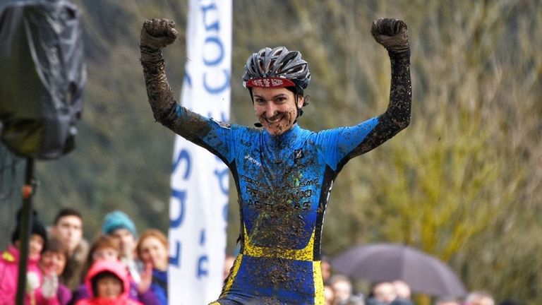 Aída Nuño celebra su victoria en el Campeonato de España de Ciclocross