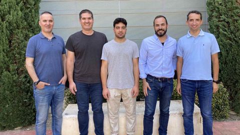 De izquierda a derecha, los investigadores Luís Martínez Otero (IN-UMH), Francisco Javier Molina, Pablo Abad Pérez, Jorge Brotons Mas (UCH CEU) y Víctor Borrell Franco (IN-UMH).