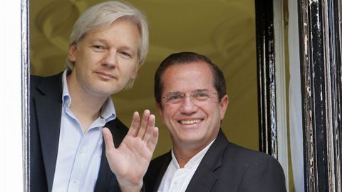 Julian Assange -a la izquierda- en la embajada de Ecuador