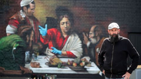 El artista Lionel Stanhope ha reinterpretado a Caravaggio en un mural en Londres en el que no faltan los guantes