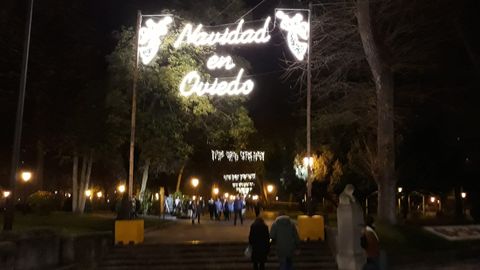 Luces de Navidad en el parque San Francisco, de Oviedo