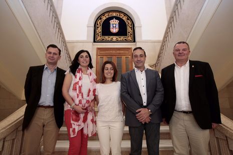 Elena Candia, junto a parte del nuevo equipo