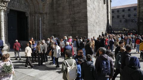 Personas entrando en la Catedral.