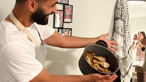 Mohammed Njoum�con una de sus elaboraciones