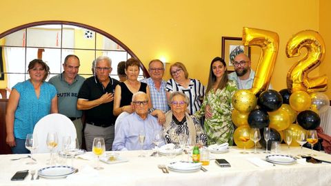 Mercedes y Guillermo, junto a su hijo Manolo, su nieto, Nolo, y otros familiares, el domingo en el restaurante O Xantar