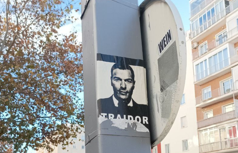 Crtel de Pedro Snchez en blanco y negro con la palabra<span lang= gl ></span>traidor