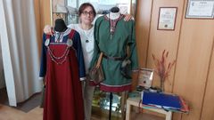 Teresa Lamelas con dos trajes elaborados en su taller y premiados en la Feira Medieval de Monforte.