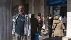 Jos Manuel Romero, en la cola de la oficina de empleo de la calle Ramn Pieiro de Santiago en la que obligan a los desempleados a esperar en la calle