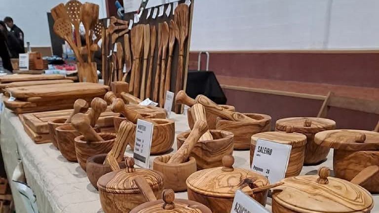 Na feira poranse á venda as pezas en madeira de oliveira fabricadas pola empresa quiroguesa Armaior, entre outros produtos artesanais