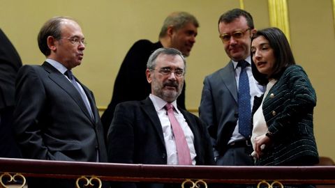 La presidenta del Senado, Pilar Llop, conversa con Pío García Escudero y Manuel Cruz en una desangelada tribuna de invitados.