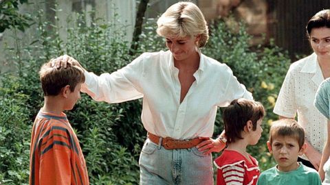 Diana de Gales con el hijo de una víctima de las minas terrestres en Bosnia.