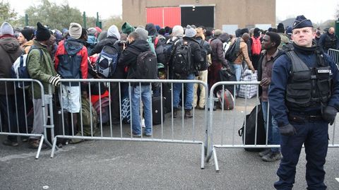 Evacuación organizada del campo de inmigrantes de Calais, el mayor de Francia