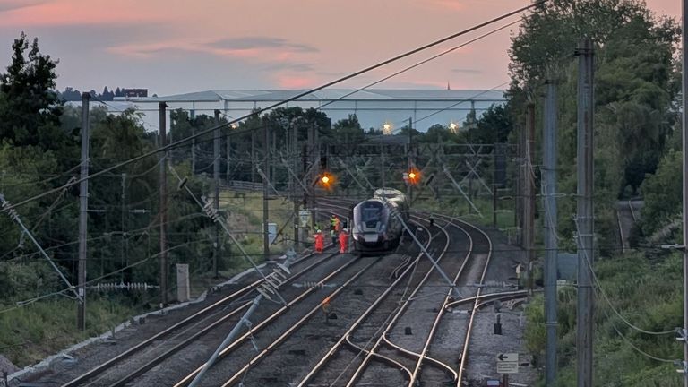 Al menos un muerto y casi un centenar de heridos al colisionar de dos trenes de pasajeros en Inglaterra