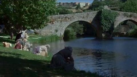 ALLARIZ. «La lengua de las mariposas» (Cuerda, 1999). La cinta popularizó los rincones del municipio, como se ve en esta escena del puente romano. 