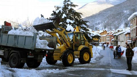 Una mquina excavadora retira nieve en Felechosa