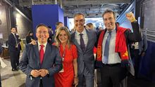 Los ministros Jos� Manuel Albares, Milagros Tol�n y Carlos Cuerpo, con el presidente del Gobierno, Pedro S�nchez, en Nueva York durante el �ltimo partido del Mundial.