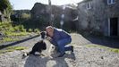 Cesáreo, con su perro Tifón, en la aldea de Paredes, donde tiene casas y 70 hectáreas de pasto