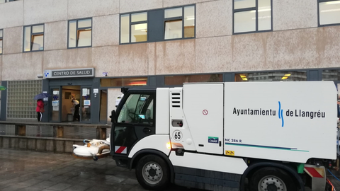 Cami�n de la basura del Ayuntamiento de Langreo