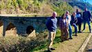 Los alcaldes de Trives y San Xoán de Río con los arqueólogos en Ponte Bibei