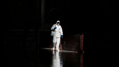 Ni la basílica de San Pedro del Vaticano se ha librado de las tareas de desinfección