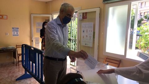 El conselleiro de Economa, Emprego e Industria, Francisco Conde, vot en la mesa de la calle Otero Pedrayo de Monforte