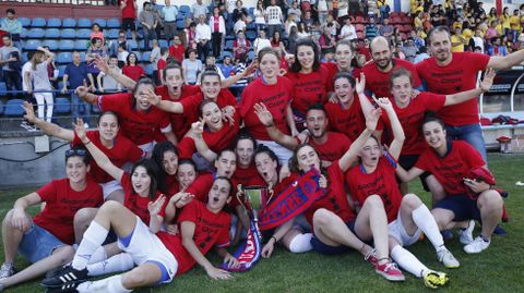 JUNIO. La escuadra femenina de la UD Ourense hizo doblete al imponerse en la Copa al Ra
