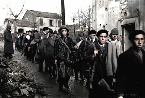 Oviedo, 1 de marzo de 1937. Con gesto serio y variopinta vestimenta estos milicianos descienden por el barrio de San Lázaro poco antes de entrar en combate en las calles de la capital asturiana