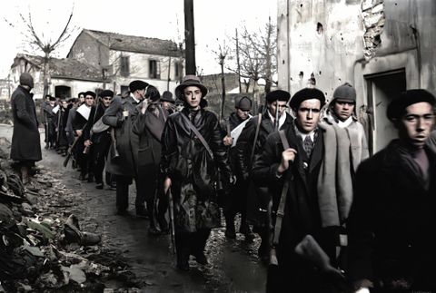 Oviedo, 1 de marzo de 1937. Con gesto serio y variopinta vestimenta estos milicianos descienden por el barrio de San Lzaro poco antes de entrar en combate en las calles de la capital asturiana