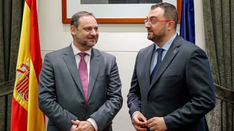 El ministro de Fomento en funciones, José Luis Ábalos (i), junto al presidente del Principado de Asturias, Adrián Barbón