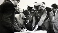 El alcalde Peamara de Llano firma la cesin del castillo de San Antn al Ayuntamiento de A Corua en 1960